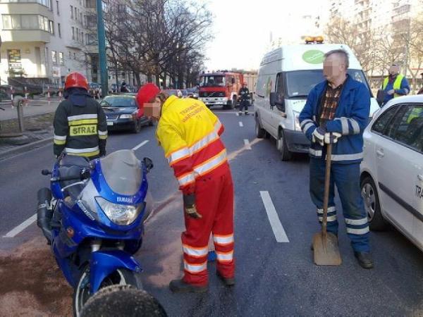  Motocyklista, pragnąc uniknąć zderzenia, wjechał na tory tramwajowe