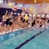 Symbolicznym skokiem z piłkami do wody dzieci z bielańskich szkół zainaugurowały działalność kompleksu sportowego  przy ul. Lindego  