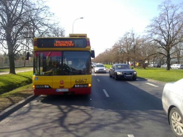 Autobus miejski blokuje ruch na Żwirki i Wigury