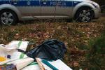*Policję do sądowych akt wezwał nasz fotoreporter           W podwyszkowskim lesie były  tomy z praskich sądów (poniżej)