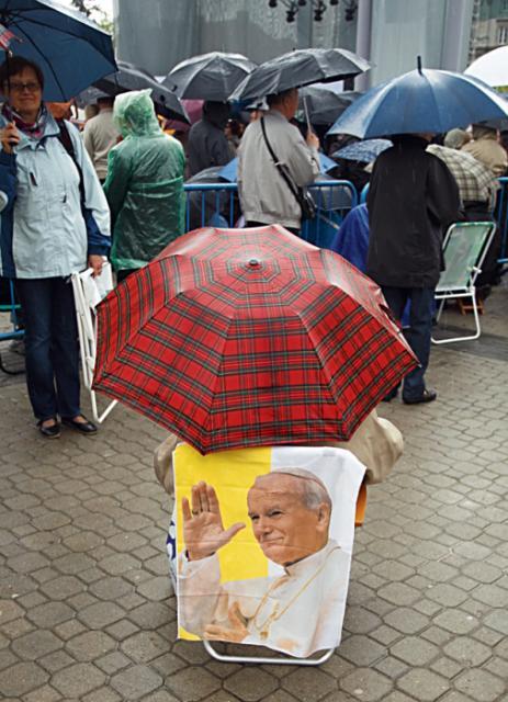 Pod parasolem, na krzesełkach – wierni przeżywali Eucharystię 