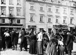 Na Krakowskim Przedmieściu, tak jak w całym mieście, koniec francuszczyzny na szyldach nastąpił w 1864 r. Zastąpiły ją napisy