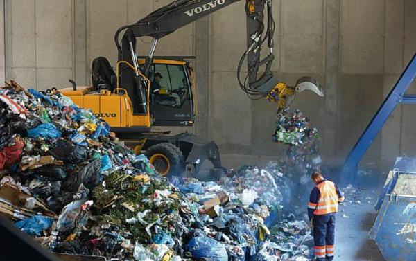 *Sortownia Byś na Bielanach przyjmuje dziś ok. 250 ton śmieci dziennie, choć mogłaby segregować 500 ton 