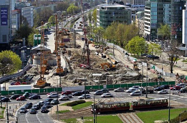 *Budowa  stacji  Rondo Daszyńskiego. Stąd wystartują dwie tarcze TBM do drążenia tuneli.  Według  kontraktu,  inwestycja powinna się skończyć w październiku 2013 roku  