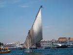 *Rejs po Nilu można odbyć luksusowym statkiem lub tradycyjną feluką