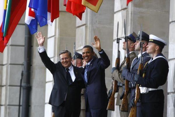 Prezydenci Barack Obama i Bronisław Komorowski na dziedzińcu Pałacu Prezydenckiego