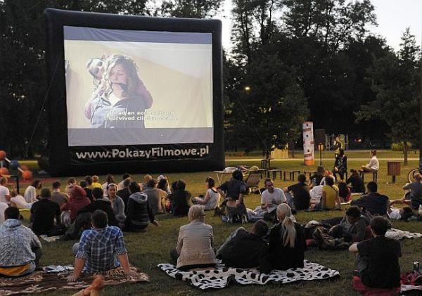 Kino plenerowe cieszy się w Warszawie dużą popularnością.