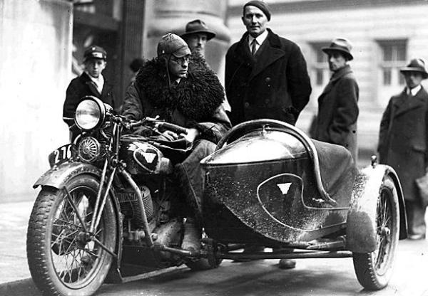 W latach 20. motocykle  (z lewej) nie dość, że nie miały dobrych tłumików, to dla dodania kurażu właściciele wiercili w nich dziury; a warszawiacy nie mogli spać