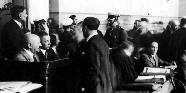 Widok na ławę oskarżonych. Od lewej siedzi Łukasz Siemiątkowski –„Tasiemka
