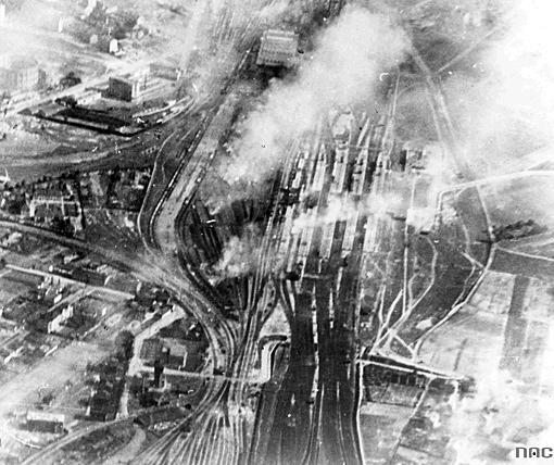 W marcu 1939 r. doskonalono obronę Dworca Głównego.  Po pięciu miesiącach żarty się skończyły – prawdziwe bomby  poleciały na tory. I wyglądało to tak