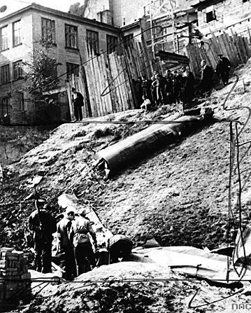 Chwila  radości mieszkańców stolicy zmęczonych bombardowaniami. Na ziemię runął niemiecki  samolot  i miejsce  to stało się celem wycieczek  