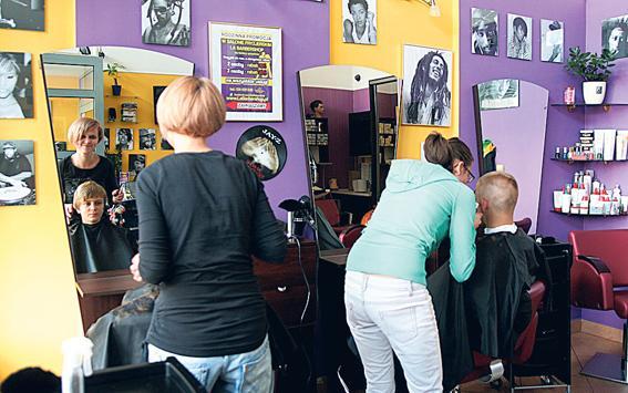 W LaBarbershopie (na zdjęciu na dole) można poprosić o nietypową 
fryzurę. Oczekiwanie na nią umili dobra muzyka albo... gra na konsoli.
