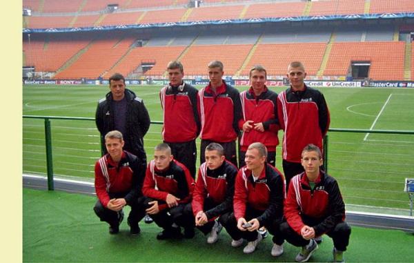 Chłopcy  z Warszawy  nie mogli sobie odmówić pamiątkowego zdjęcia  na 85-tysięcznym stadionie Giuseppe Meazza na San Siro  