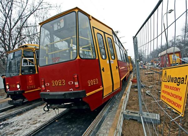  Wyremontowaną al. Zieleniecką tramwaje pojechały 2,5 miesiąca po terminie, ale to wciąż wielki plac budowy  