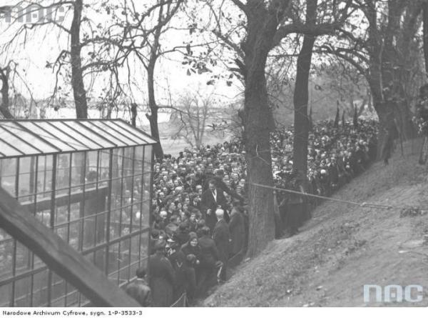Po le­wej – de­mon­stra­cja PPS w 1931 r. Szu­bie­ni­ca  stoi obu­do­wa­na spe­cjal­ną  osło­ną ja­ko  pa­trio­tycz­na  re­li­kwia 