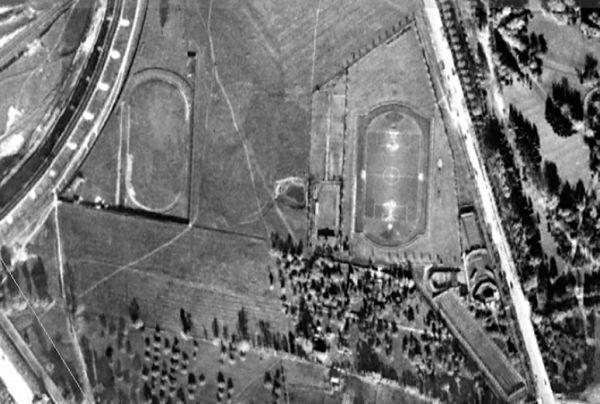 Zdjęcie lotnicze z końca lat 30. – po prawej ulica Zieleniecka ze stadionem domu ludowego, a obok boisko klubu 