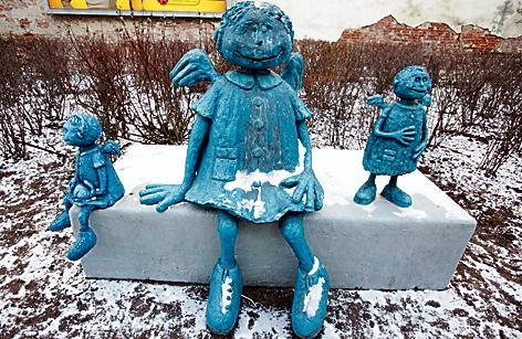 Anielica siedzi przy CH Wileńska, stara rodzinka aniołów  – na Ząbkowskiej, a jeden stworek czeka na swoje miejsce na Pradze- -Północ