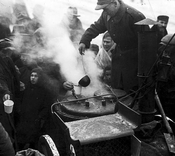 Rozdawanie darmowej, gorącej herbaty w latach 30. prosto z wojskowego kotła na kołach