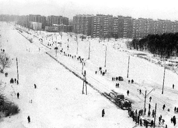Klęska 1979 r. Pasażerowie tramwajów maszerują wzdłuż torów na ul. Broniewskiego 