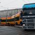 Swing z re­kor­do­we­go kon­trak­tu na 186 tram­wa­jów wjeż­dża  na la­we­cie do za­jezd­ni Mły­nar­ska. Czte­ry  sto­łecz­ne za­jezd­nie ro­bią się jed­nak  za cia­sne na 30-me­tro­we po­jaz­dy  