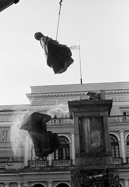Po zmia­nie ustro­ju w 1989 ro­ku, co­kół  po­mni­ka Dzier­żyń­skie­go zo­stał po­ma­za­ny roz­ma­ity­mi na­pi­sa­mi. A twór­ca so­wiec­kiej bez­pie­ki sam się znisz­czył, bo roz­padł. Na do­da­tek ktoś odła­mał mu nos