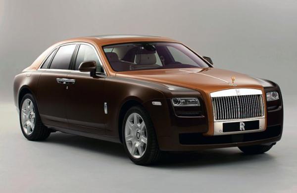 Warszawiacy się wzbogacili i chętniej kupują luksusowe auta  marki Rolls-Royce czy Bentley? Niestety, nie. Większość kupuje je... na wynajem 