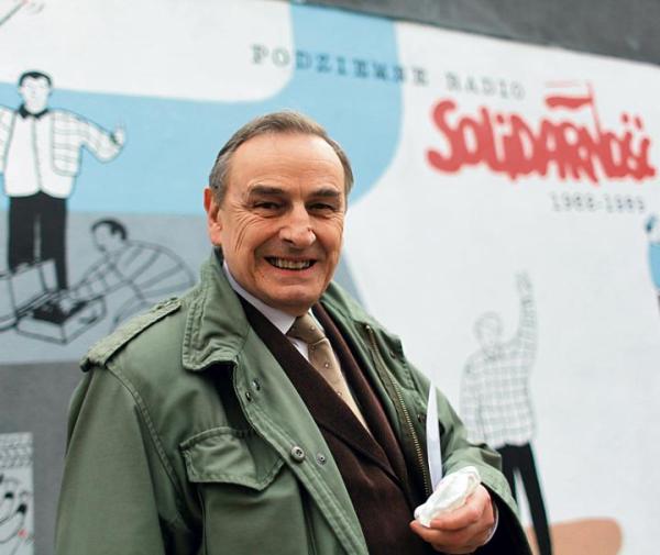 Zbigniew Romaszewski odsłonił mural na budynku Dekady 