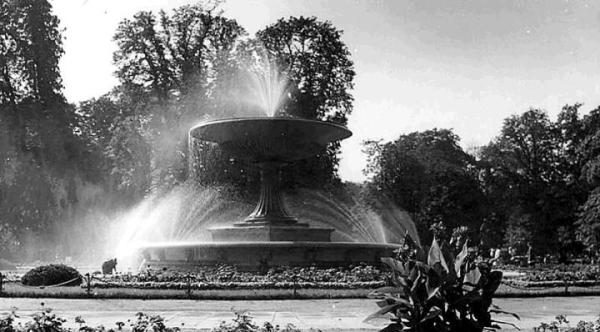 Ogród Saski. Najbardziej efektowna dawna fontanna Warszawy. Zdjęcie z lat 30. wieku XX 