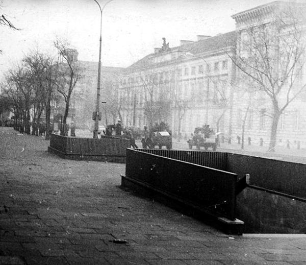 Kłęby gazu łzawiącego na Krakowskim Przedmieściu  