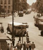 Rok 1957.  Widok z placu Trzech Krzyży w głąb  Al. Ujazdowskich.  Po prawej  tramwaj,  który miał tu swą pętlę