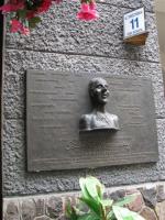 Tablica poświęcona poecie na ścianie domu przy ul. Tarczyńskiej 11. fot. Mariusz Kubik