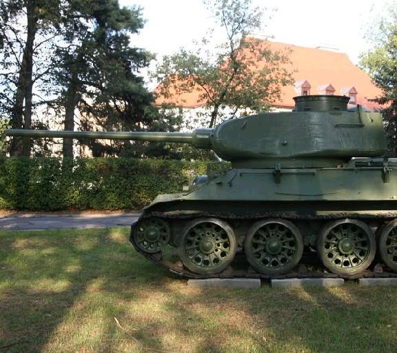 Czołg T-34 w parku militarnym w Rembertowie