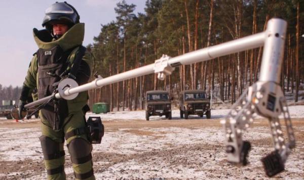 Wojskowi saperzy wywożą niewybuchy najczęściej ze Śródmieścia i Białołęki. Korzystają  m.in. ze specjalnych skafandrów antywybuchowych, jak widoczny na zdjęciu na poligonie  w Wędrzynie w 2011 r. 