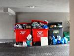 Przepełnione pojemniki w jednym z budynków na Grochowie. Od początku lutego miasto dostało ponad 3 tys. skarg na problemy z odbieraniem śmieci