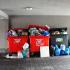 Przepełnione pojemniki w jednym z budynków na Grochowie. Od początku lutego miasto dostało ponad 3 tys. skarg na problemy z odbieraniem śmieci
