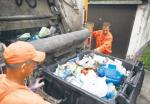 W połowie dzielnic stolicy nowe firmy zaczną od dziś odbierać śmieci  