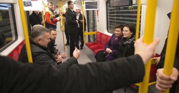 Prmiera Ewa Kopacz podczas przejażdżki w metrze wspólnie z Hanną Gronkiewicz- Waltz