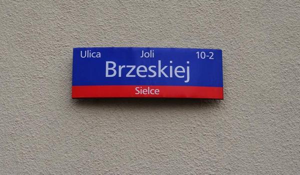 A na domu w którym mieszkała Jolanta Brzeska pojawiła się tablica z jej nazwiskiem