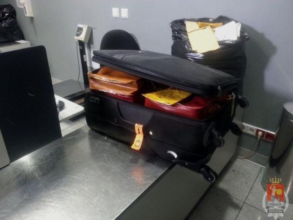 Narkotyki były ukryte w damskich torebkach spakowanych do walizki 