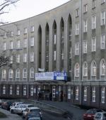 Szpital Praski, założony w 1868 r., jest jednym z najbardziej znanych w stolicy. Dzisiaj jego renoma jest niższa niż dawniej. W rankingu CMJ „Bezpieczny szpital 2015” zajął dopiero 99. miejsce (w zestawieniu zabiegowych szpitali wielospecjalistycznych i onkologicznych)