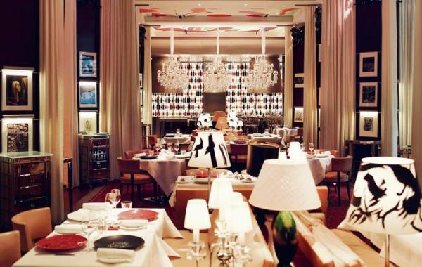 Wnętrza luksusowego hotelu sieci Raffles – Le Royal Monceau w Paryżu. W Polsce ta sieć otworzy w przyszłym roku w Warszawie hotel Raffles Europejski