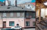 Budynki przy ulicy Wałowej 4 w Warszawie, przed i po pracach wykonanych w ramach programu rewitalizacji.