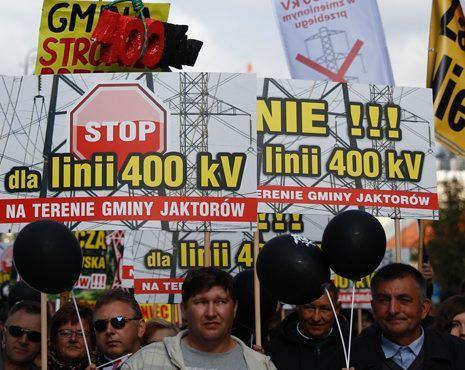 Mieszkańcy Jaktorowa od kilku miesięcy protestują przeciwko budowie linii wysokiego napięcia.
