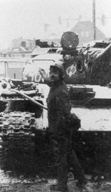 Czołg w Wujku, 16 grudnia 1981. Pamięć o tragicznych wydarzeniach słabnie, skoro szef KOD brutalną pacyfikację kopalni nazywa zamieszkami.