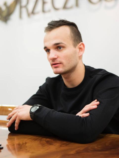 Bartosz Zmarzlik urodził się 12 kwietnia 1995 roku w Szczecinie. Wychowanek Stali Gorzów. Drużynowy mistrz Polski i świata, trzeci zawodnik ubiegłorocznego cyklu Grand Prix.