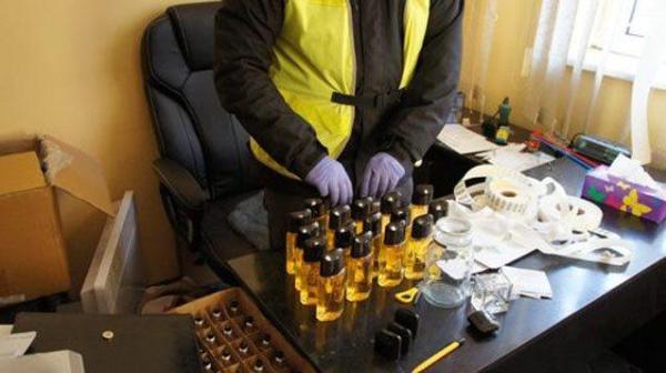 W lutym policjanci i celnicy urządzili nalot na największą  w ostatnich latach nielegalną fabrykę perfum na Mazowszu. Zatrzymali 28 osób.
