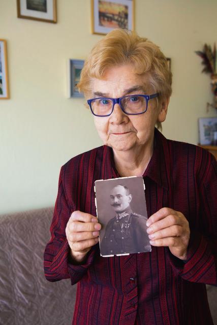 Rotmistrz Jan Mikołaj Kossowski  został zamordowany w 1940 r.  w Lesie Katyńskim. Ponad 50 lat później jego córka prof. Maria Blombergowa wróciła tam, by rozpocząć prace archeologiczno-ekshumacyjne.