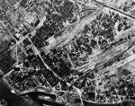 Fotografia lotnicza warszawskiej Pragi z 15 sierpnia 1944. Powstanie w tej dzielnicy już upadło, reszta miasta nadal rozpaczliwie walczyła.