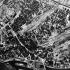 Fotografia lotnicza warszawskiej Pragi z 15 sierpnia 1944. Powstanie w tej dzielnicy już upadło, reszta miasta nadal rozpaczliwie walczyła.