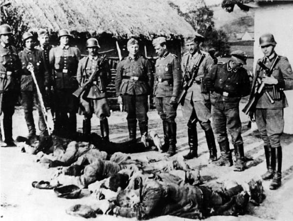 Polscy chłopi rozstrzelani podczas pacyfikacji wsi na Zamojszczyźnie w 1943 r.